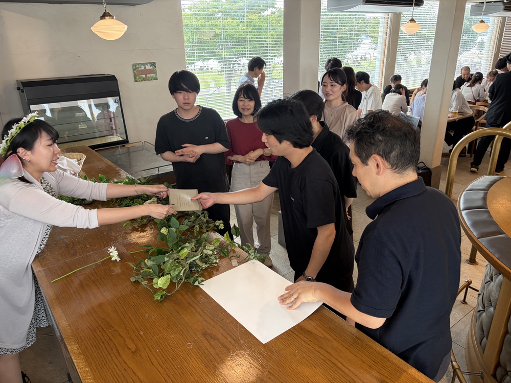 チェックポイントで解答用紙を提出する様子